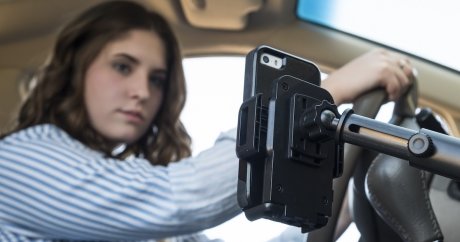 Canadian drivers are more distracted than ever and they’re hypocrites about it